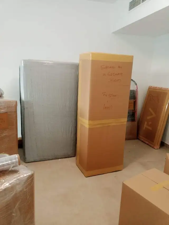 Best villa movers Dubai crew unloading and reassembling furniture at a new home
